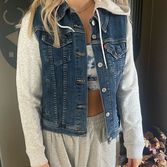 Levi’s cropped denim jacket - Picture 2 of 4